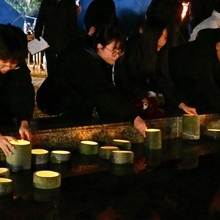 哀悼の思いを込め、灯籠を水に浮かべる参加者＝17日午前５時34分、淡路市小倉、北淡震災記念公園（撮影・内田世紀）