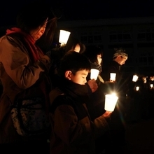 発生時刻に合わせて黙とうする参加者＝１７日午前５時４６分、神戸市東灘区本山北町３、本山第一小学校（撮影・山崎　竜）