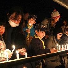 燭台に火をともす子どもら＝１７日午前５時５５分、神戸市東灘区本山北町３、本山第一小学校（山崎　竜）