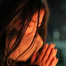 手を合わせて冥福を祈る＝１７日午前５時５０分、神戸市長田区若松町１０（撮影・中西大二）