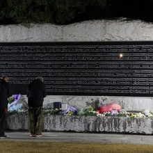 犠牲者の名前が刻まれた碑＝１７日午前６時１１分、西宮市奥畑、西宮震災記念碑公園（撮影・吉田敦史）