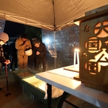 追悼行事で犠牲者を悼み黙とうする人たち＝１７日午前５時４６分、神戸市長田区本庄町２、大国公園（撮影・辰巳直之）