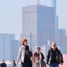 復興した街並みを歩くメモリアルウォークの参加者＝１７日午前１０時２０分、神戸市中央区脇浜海岸通（撮影・鈴木雅之）