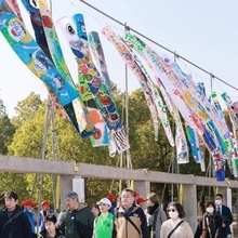 東日本大震災の復興を願った「元気のぼり」の下でゴールするメモリアルウォークの参加者たち＝１７日午前１１時０２分、神戸市中央区脇浜海岸通１（撮影・鈴木雅之）