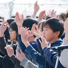 ひょうご安全の日のつどいで「しあわせはこべるように」を歌う灘の浜小の児童たち＝１７日午後０時２６分、神戸市中央区脇浜海岸通４、人と防災未来センター（撮影・鈴木雅之）