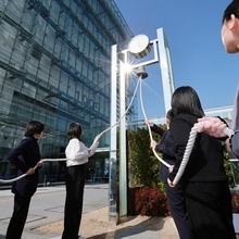 ひょうご安全の日のつどいで、黙とうに合わせて子どもたちが鐘を鳴らす＝１７日正午、神戸市中央区脇浜海岸通４、人と防災未来センター（撮影・鈴木雅之）