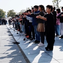 ひょうご安全の日のつどいで「しあわせはこべるように」を歌う灘の浜小の児童たち＝１７日午後０時２８分、神戸市中央区脇浜海岸通４、人と防災未来センター（撮影・鈴木雅之）