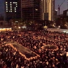 震災犠牲者の追悼のため竹灯籠の周辺に集まる人たち＝１７日午後５時４４分、神戸市中央区加納町６、東遊園地（撮影・斎藤雅志）