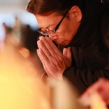 じっと手を合わせる男性＝１７日午後６時４分、神戸市中央区加納町６、東遊園地（撮影・鈴木雅之）