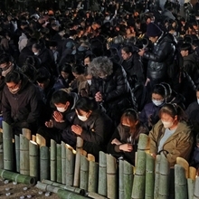 震災発生時刻の１２時間後に合わせ、黙とうする人たち＝１７日午後５時４６分、神戸市中央区加納町６、東遊園地（撮影・笠原次郎）