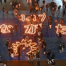 追悼イベントではろうそくに火がともされ「１．１７」の文字などが浮かび上がった＝１７日午後７時２分神戸市長田区若松町４、ＪＲ新長田駅前（撮影・風斗雅博）