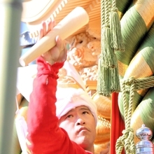 太鼓をたたく木場地区の乗り子＝姫路市白浜町（撮影・小谷千穂）