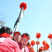 威勢のよい声を上げてのぼりを担ぐ氏子ら＝姫路市白浜町（撮影・斎藤雅志）