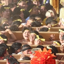 力いっぱいに屋台を担ぎ上げる氏子ら＝姫路市白浜町（撮影・斎藤雅志）