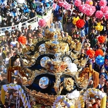 お旅山で練る宇佐崎、妻鹿、中村の屋台＝姫路市白浜町（撮影・中西幸大）