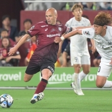 神戸－札幌　前半、シュートを放つイニエスタ（左）＝７月１日、ノエビアスタジアム神戸（撮影・風斗雅博）