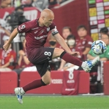 神戸-札幌　柔らかなタッチで浮き球をパスするイニエスタ＝７月１日、ノエビアスタジアム神戸（撮影・風斗雅博）