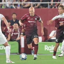 神戸-札幌　力強く相手陣内に攻め込むイニエスタ＝７月１日、ノエビアスタジアム神戸（撮影・風斗雅博）
