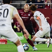 神戸-札幌　ドリブルで果敢に攻めるイニエスタ＝７月１日、ノエビアスタジアム神戸（撮影・中西幸大）