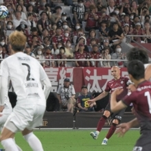 神戸-札幌　フリーキックでパスを出すイニエスタ＝７月１日、ノエビアスタジアム神戸（撮影・風斗雅博）