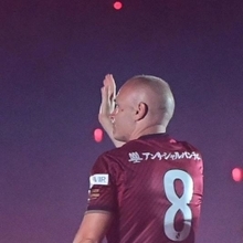 試合後の退団セレモニーでサポーターに手を振るイニエスタ＝７月１日、ノエビアスタジアム神戸（撮影・中西幸大）