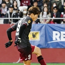 神戸-湘南　前半、こぼれ球を押し込み先制点を挙げる神戸の宮代＝８日午後、神戸市兵庫区のノエビアスタジアム神戸（撮影・風斗雅博）