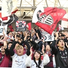 試合前に気勢を上げる神戸サポーター＝８日午後、神戸市兵庫区御崎町１、ノエビアスタジアム神戸（撮影・大田将之）