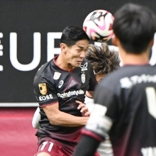 神戸ー湘南　前半、神戸の武藤（１１）がゴール前で競り勝ち、宮代の先制点につなげる＝８日午後、神戸市兵庫区御崎町１、ノエビアスタジアム神戸（撮影・大田将之）