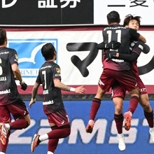 神戸ー湘南　前半、先制点を決めた神戸の宮代（右）と抱き合う武藤（１１）＝８日午後、神戸市兵庫区御崎町１、ノエビアスタジアム神戸（撮影・大田将之）