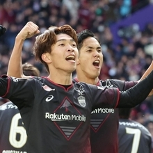 貴重な先制点を決め、ガッツボーズを撮る神戸の宮代。後ろはシュートを放った武藤＝ノエビアスタジアム神戸（撮影・笠原次郎）