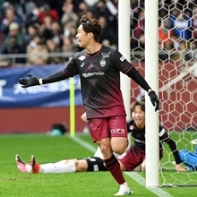 神戸-湘南　前半、先制点を挙げ笑顔を見せる神戸の宮代＝８日午後、神戸市兵庫区のノエビアスタジアム神戸（撮影・風斗雅博）