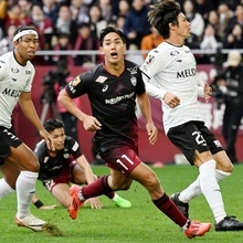 神戸-湘南　前半、追加点を決め、スタンドへ駆け出す神戸の武藤（右から２人目）＝８日午後、神戸市兵庫区のノエビアスタジアム神戸（撮影・風斗雅博）