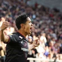 ２点目を決めて喜ぶ神戸の武藤＝ノエビアスタジアム神戸（撮影・笠原次郎）