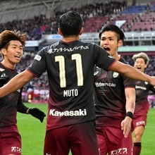 神戸-湘南　前半、ゴールを決めた神戸の武藤（１１）に駆け寄るチームメイトたち＝８日午後、神戸市兵庫区のノエビアスタジアム神戸（撮影・風斗雅博）