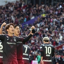 貴重な先制点を決め、ガッツボーズを撮る神戸の宮代。後ろはシュートを放った武藤＝ノエビアスタジアム神戸（撮影・笠原次郎）