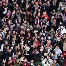 神戸-湘南　後半、強烈なシュートを決めた神戸の扇原（手前右から４人目）を祝福するチームメイト＝８日午後、神戸市兵庫区のノエビアスタジアム神戸（撮影・風斗雅博）