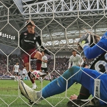 神戸ー湘南　前半２６分、ゴール前の混戦から先制点を決める神戸の宮代（中央）＝ノエビアスタジアム神戸（撮影・笠原次郎）