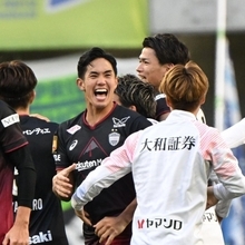 リーグ連覇を決め、抱き合う神戸の武藤（中央）ら＝８日午後、神戸市兵庫区御崎町１、ノエビアスタジアム神戸（撮影・大田将之）