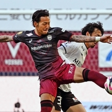 神戸ー湘南　後半、相手からボールを奪う神戸の井手口＝８日午後、神戸市兵庫区のノエビアスタジアム神戸（撮影・風斗雅博）