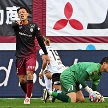 相手の攻撃を抑えた後、味方に指示を飛ばす神戸の本多（左）＝８日午後、神戸市兵庫区のノエビアスタジアム神戸（撮影・風斗雅博）