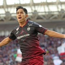 神戸－湘南　前半４３分、２点目を決めて両手を広げる神戸の武藤＝ノエビアスタジアム神戸（撮影・笠原次郎）