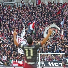 神戸ー湘南　前半４３分、２点目を決めた神戸の武藤（手前中央）にサポーターが声援を送る＝ノエビアスタジアム神戸（撮影・笠原次郎）
