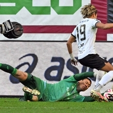 神戸ー湘南　後半、相手のドリブルを防ぐ神戸の前川＝８日午後、神戸市兵庫区のノエビアスタジアム神戸（撮影・風斗雅博）