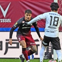 神戸ー湘南　後半、相手の攻撃陣をマークする神戸のトゥーレル（左）＝８日午後、神戸市兵庫区のノエビアスタジアム神戸（撮影・風斗雅博）