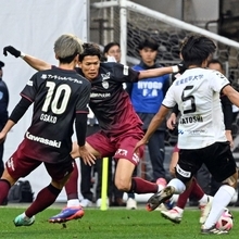 神戸ー湘南　前半、相手のドリブルを防ぐ神戸の扇原（中央）＝８日午後、神戸市兵庫区のノエビアスタジアム神戸（撮影・風斗雅博）