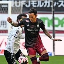 神戸ー湘南　後半、相手からボールを奪う神戸の井手口＝８日午後、神戸市兵庫区のノエビアスタジアム神戸（撮影・風斗雅博）