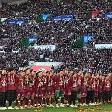 Ｊ１連覇を決め、サポーターにあいさつをする神戸の選手たち＝８日午後、神戸市兵庫区御崎町１、ノエビアスタジアム神戸（撮影・大田将之）