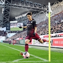 神戸ー湘南　後半、ＣＫを蹴る神戸の扇原＝ノエビアスタジアム神戸（撮影・大田将之）