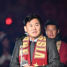 セレモニーであいさつする三木谷浩史会長＝８日午後、神戸市兵庫区、ノエビアスタジアム神戸（撮影・大田将之）