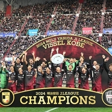 シャーレを掲げてＪ１連覇に歓喜する神戸の選手たち＝８日午後、神戸市兵庫区御崎町１、ノエビアスタジアム神戸（撮影・大田将之）